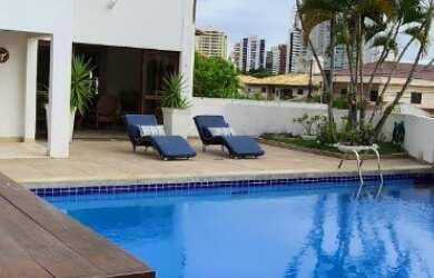 Imagem: A casa em condomínio possui 5 Dormitórios, 5 Suítes, 4 Banheiros