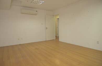 Imagem: A sala comercial possui 3 Banheiros, 3 Vagas na garagem, 448m²