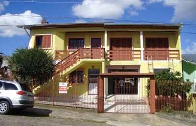 Imagem: A casa possui 8 Dormitórios, 1 Suíte, 4 Banheiros, 5 Vagas