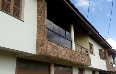 Imagem: A casa possui 3 Dormitórios, 2 Banheiros, 1 Vaga na garagem