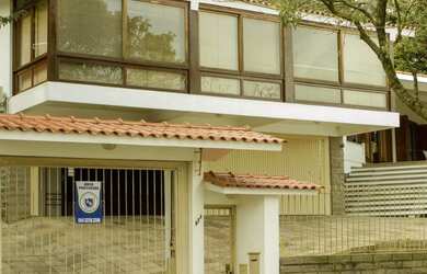 Imagem: A casa possui 4 Dormitórios, 1 Suíte, 2 Banheiros e 4 Vagas