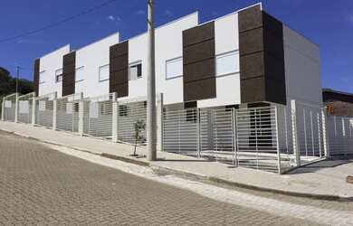 Imagem: A casa possui 2 Dormitórios, 1 Banheiro, 1 Vaga na garagem