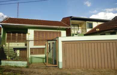 Imagem: A casa possui 4 Dormitórios, 2 Banheiros, 2 Vagas na garagem