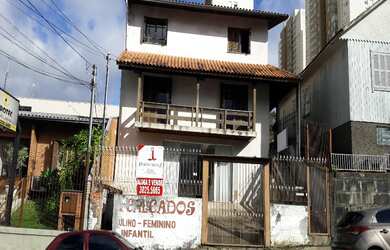 Imagem: A casa possui 6 Dormitórios, 4 Vagas na garagem, 270m² de
