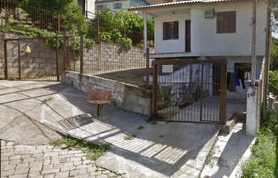 Imagem: A casa possui 3 Dormitórios, 1 Suíte, 1 Banheiro, 1 Vaga na