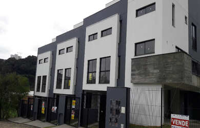 Imagem: A casa possui 2 Dormitórios, 1 Banheiro, 2 Vagas na garagem