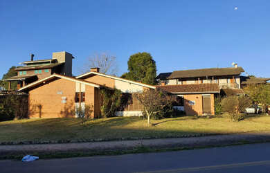 Imagem: A casa possui 4 Dormitórios, 1 Suíte, 2 Banheiros, 4 Vagas