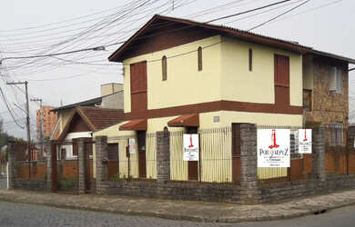 Imagem: A casa possui 3 Dormitórios, 2 Banheiros, 2 Vagas na garagem