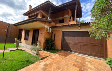 Imagem: A casa possui 5 Dormitórios, 1 Suíte, 4 Banheiros, 6 Vagas