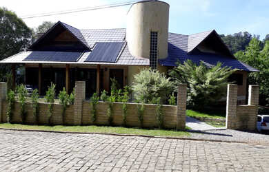 Imagem: A casa possui 3 Dormitórios, 1 Suíte, 3 Banheiros, 4 Vagas