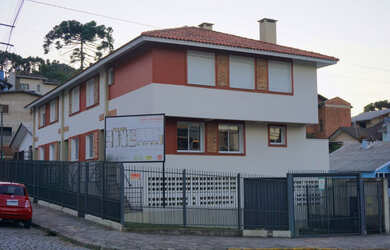 Imagem: A casa possui 3 Dormitórios, 1 Banheiro, 2 Vagas na garagem