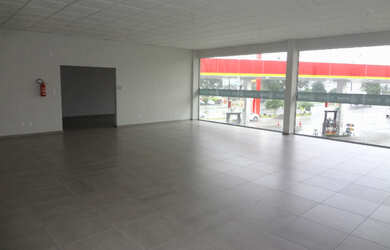 Imagem: A sala comercial possui 2 Banheiros, 2 Vagas na garagem, 240m²