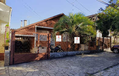 Imagem: A casa possui 2 Dormitórios, 1 Banheiro, 3 Vagas na garagem