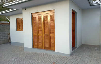 Imagem: A casa possui 3 Dormitórios, 1 Suíte, 1 Banheiro, 1 Vaga na