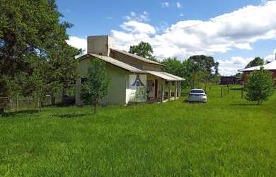 Imagem: A chácara possui 2 Dormitórios, 2 Banheiros, 2 Vagas na garagem