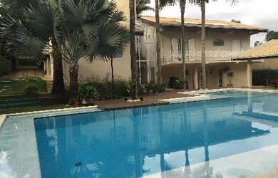 Imagem: A casa possui 3 Dormitórios, 3 Suítes, 6 Banheiros, 54 Vagas