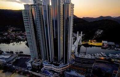 Imagem: A casa possui 4 Dormitórios, 4 Suítes, 6 Banheiros, 4 Vagas