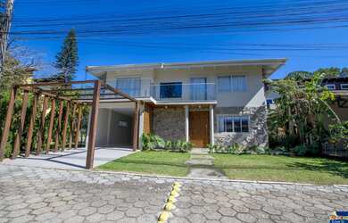 Imagem: A casa em condomínio possui 5 Dormitórios, 4 Suítes, 5 Banheiros