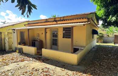 Imagem: A casa possui 3 Dormitórios, 2 Banheiros, 1 Vaga na garagem