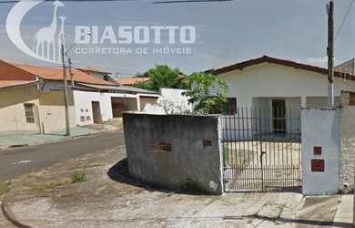 Imagem: A casa possui 3 Dormitórios, 1 Banheiro, 2 Vagas na garagem