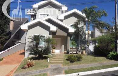 Imagem: A casa em condomínio possui 3 Dormitórios, 3 Suítes, 5 Banheiros