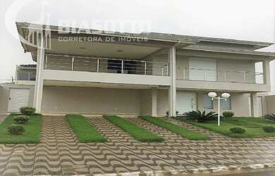 Imagem: A casa em condomínio possui 4 Dormitórios, 4 Suítes, 6 Banheiros