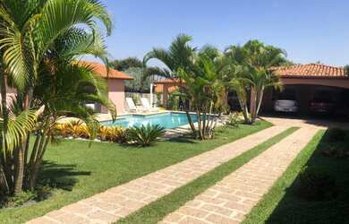 Imagem: A casa em condomínio possui 5 Dormitórios, 3 Suítes, 4 Banheiros