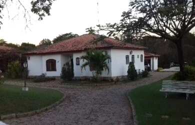 Imagem: A casa em condomínio possui 4 Dormitórios, 4 Suítes, 5 Banheiros