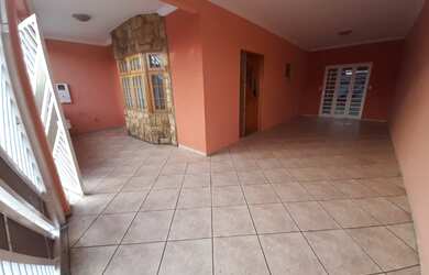 Imagem: A casa possui 3 Dormitórios, 1 Suíte, 2 Banheiros, 1 Vaga