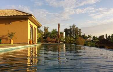 Imagem: A casa em condomínio possui 5 Dormitórios, 5 Suítes, 4 Banheiros