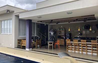 Imagem: A casa em condomínio possui 4 Dormitórios, 3 Suítes, 4 Banheiros