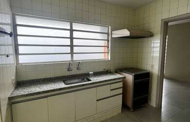 Imagem: A casa possui 3 Dormitórios, 1 Suíte, 2 Banheiros, 248m²