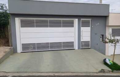 Imagem: A casa possui 3 Dormitórios, 1 Suíte, 2 Vagas na garagem