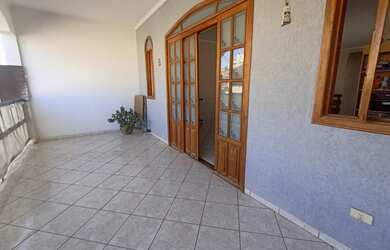 Imagem: A casa possui 3 Dormitórios, 2 Banheiros, 2 Vagas na garagem