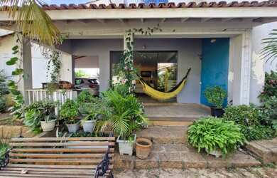 Imagem: A casa possui 3 Dormitórios, 1 Suíte, 4 Banheiros, 3 Vagas