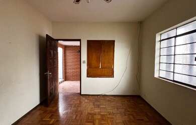 Imagem: A casa possui 2 Dormitórios, 1 Banheiro, 1 Vaga na garagem