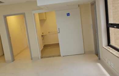 Imagem: A sala comercial possui 2 Banheiros, 2 Vagas na garagem, 70m²