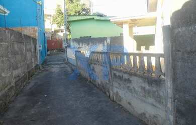 Imagem: A casa possui 3 Dormitórios, 1 Banheiro, 2 Vagas na garagem