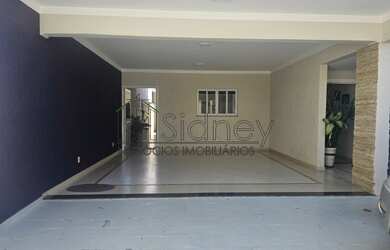 Imagem: A casa possui 5 Dormitórios, 3 Suítes, 1 Banheiro, 4 Vagas