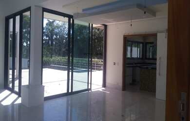 Imagem: A casa possui 4 Dormitórios, 4 Suítes, 6 Banheiros, 2 Vagas