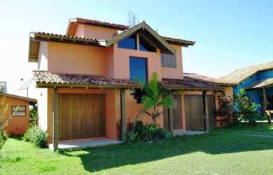 Imagem: A casa possui 4 Dormitórios, 1 Suíte, 2 Banheiros, 2 Vagas