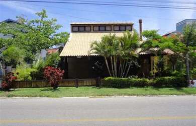 Imagem: A casa possui 4 Dormitórios, 1 Suíte, 3 Banheiros, 2 Vagas