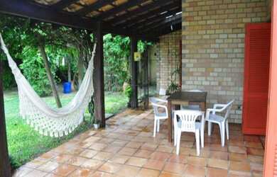 Imagem: A casa possui 3 Dormitórios, 2 Banheiros, 2 Vagas na garagem