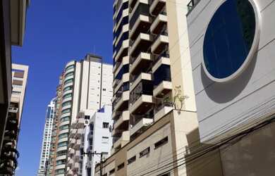 Imagem: O apartamento possui 2 Dormitórios, 1 Suíte, 2 Banheiros