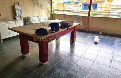 Imagem: A casa possui 3 Dormitórios, 2 Banheiros, 4 Vagas na garagem