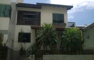 Imagem: A casa possui 6 Dormitórios, 1 Suíte, 4 Banheiros, 2 Vagas