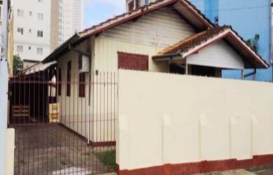 Imagem: A casa possui 3 Dormitórios, 2 Banheiros, 4 Vagas na garagem