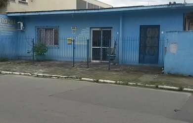 Imagem: A casa possui 3 Dormitórios, 1 Suíte, 4 Banheiros, 3 Vagas