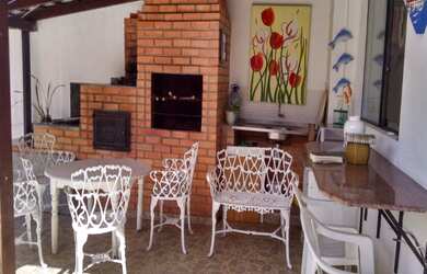 Imagem: A casa possui 3 Dormitórios, 3 Suítes, 4 Banheiros, 4 Vagas