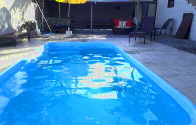 Imagem: A casa possui 3 Dormitórios, 2 Banheiros, 4 Vagas na garagem